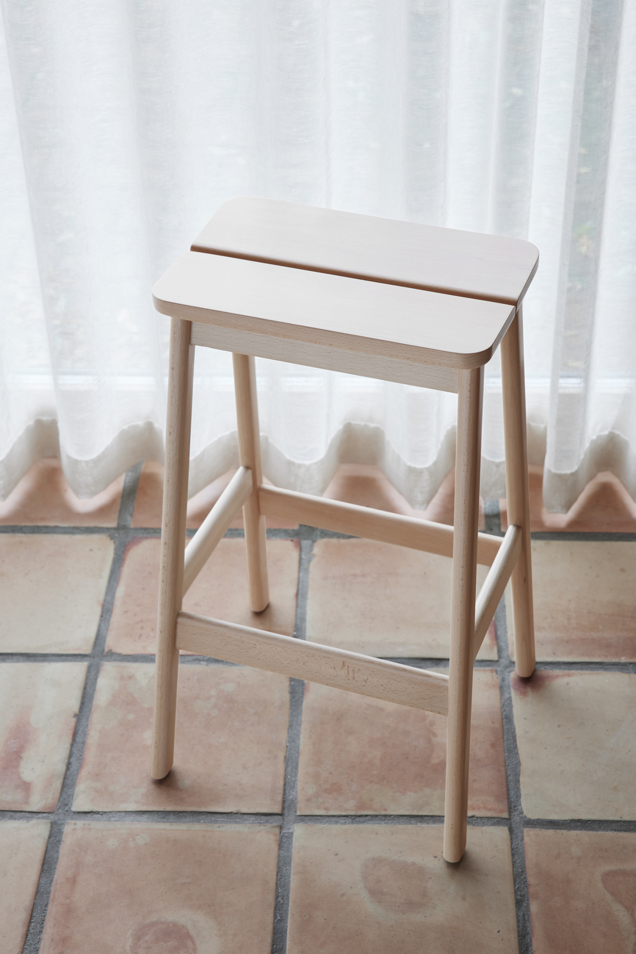 Angle Standard Bar Stool 75, Beech