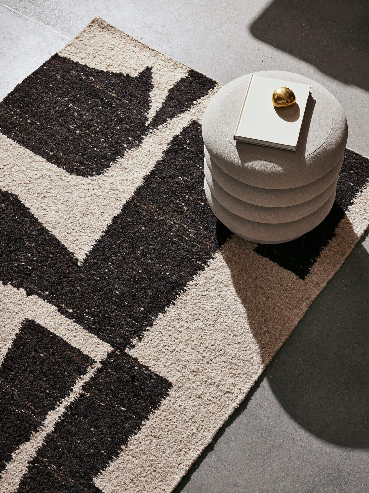 Ferm living Teppich Piece off white / coffee