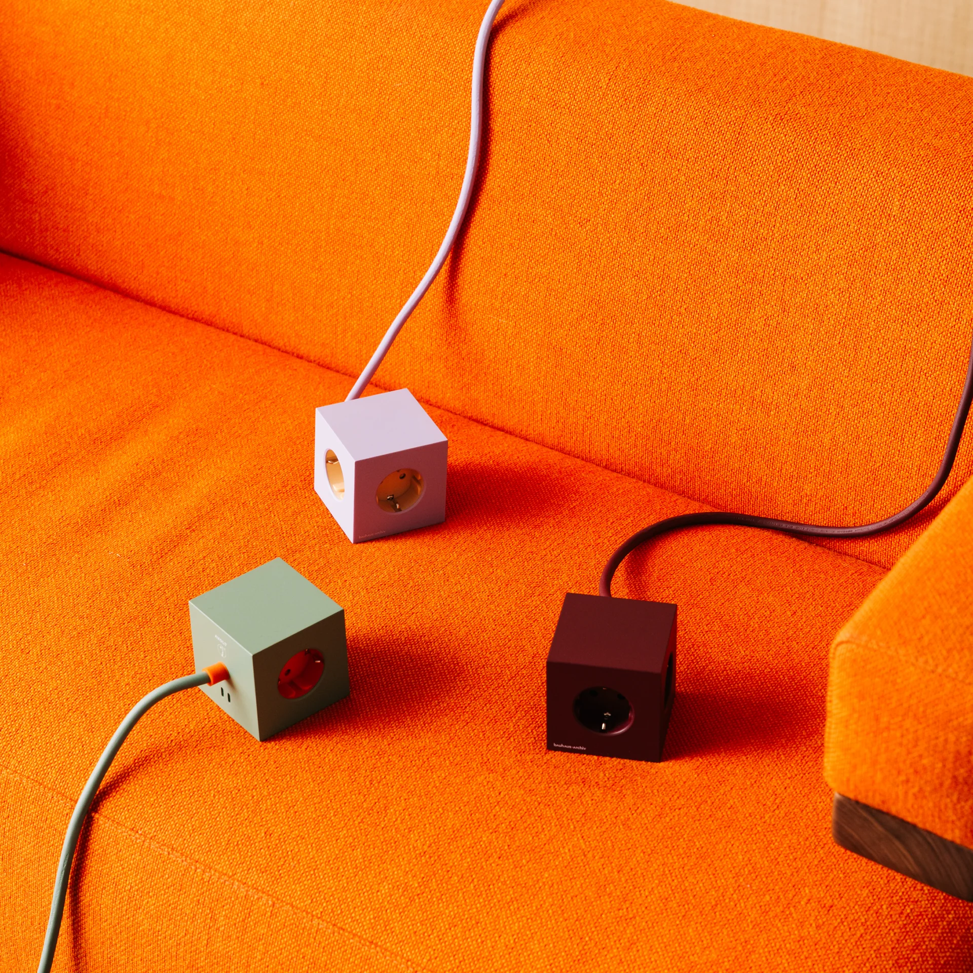 Avolt Square 1 Mehrfachsteckdose Bauhaus Sonderedition Mulberry Red